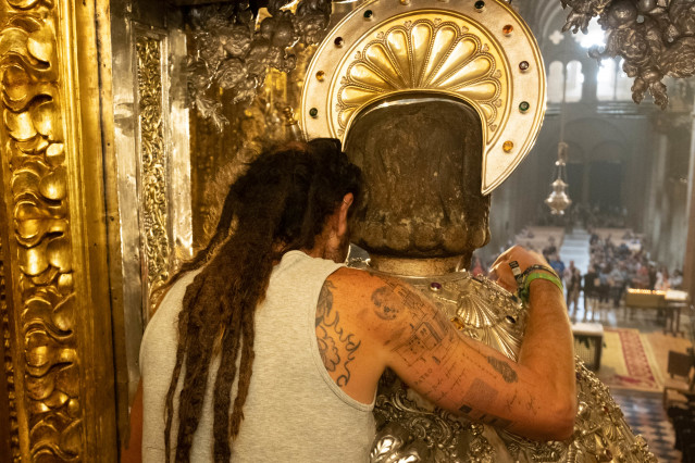 Archivo - Una persona visita el camarín del Apóstol Santiago el día que ha sido abierto, en la Catedral de Santiago de Compostela, a 14 de junio de 2023, en Santiago de Compostela, Galicia.