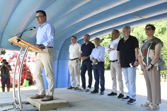 El conselleiro de Emprego, José González, en su intervención en la Festa do Pulpo do Carballiño.