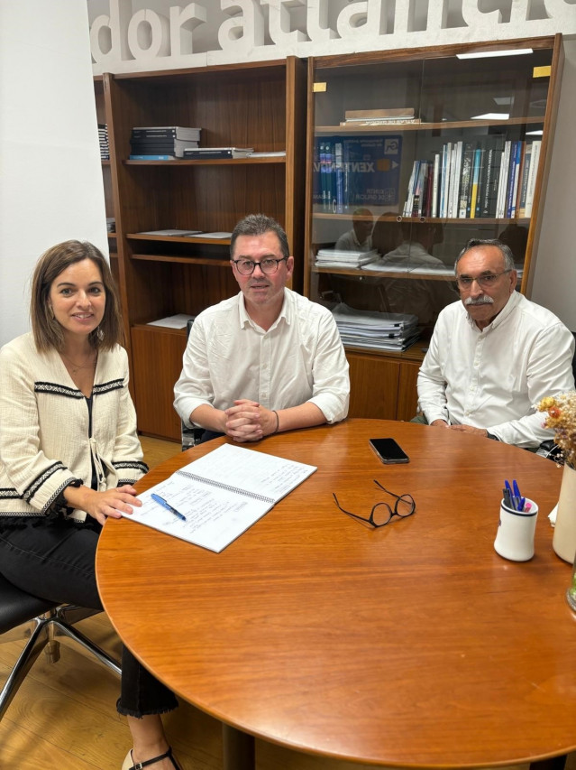 Directora general de Mobilidade, Judit Fontela, y el alcalde de Ponteceso José Manuel Mato.