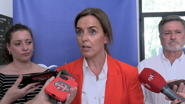 Archivo - Carmen Fúnez atiende a los medios en León.