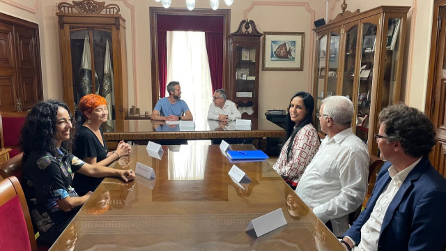 El teniente de alcaldesa, Rubén Arroxo (i), y el embajador de Cuba en España, Marcelino Medina (d), durante la reunión mantenida este lunes en presencia del resto de la delegación cubana en la casa consistorial lucense. En Lugo, a 12 de agosto de 2024.