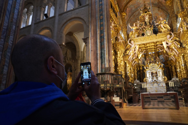 Archivo - Un turista echa una fotos en el interior de la Catedral de Santiago durante el puente de San José, en Santiago de Compostela, en A Coruña, Galicia (España), a 20 de marzo de 2021. Paradores ha lanzado una tarifa especial para que los peregrinos