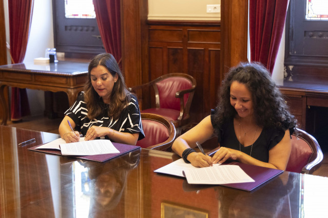 La alcaldesa de A Coruña, Inés Rey, y la representant de Housing First, Ana Pardo, firman un convenio de colaboración