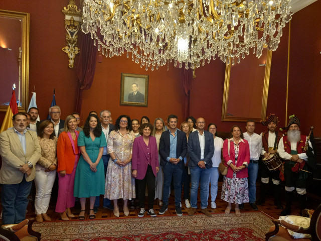 Archivo - El Ayuntamiento de Santiago rinde homenaje a Ánxel Casal para 