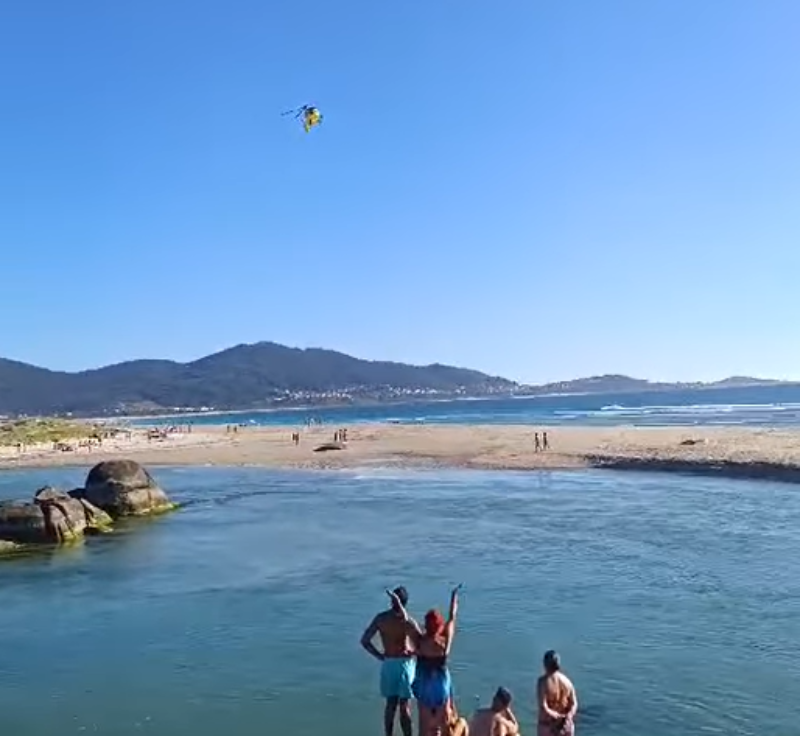 El helicu00f3ptero del 061 en la zona en la que se ahogu00f3 el turista en una imagen del facebook de Carnota A Coruu00f1a