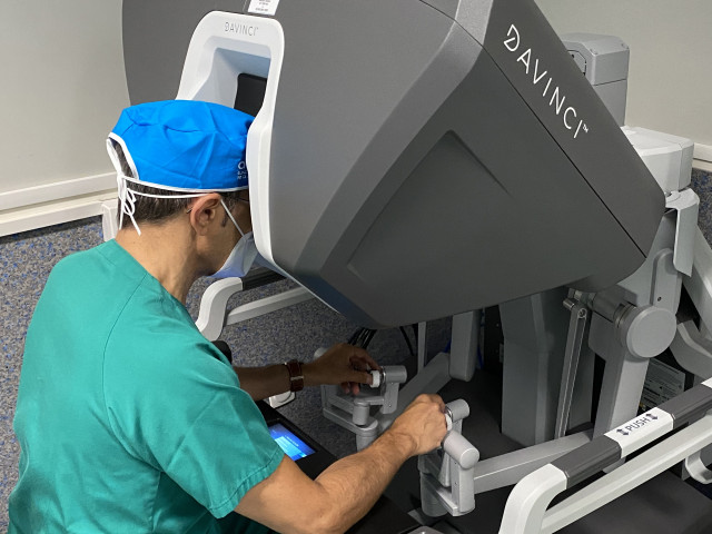 Archivo - Los siete robots Da Vinci del Sergas llevan 1.500 intervenciones en un año