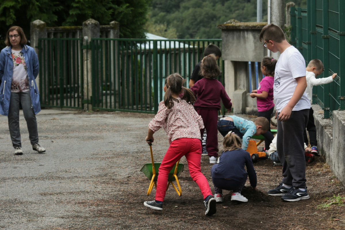 Archivo - Alumnos juegan en el patio del colegio el día que arranca el curso escolar en Galicia, en el CEIP Eduardo Cela Vila de Triacastela, a 8 de septiembre de 2022, en Triacastela, Lugo, Galicia 