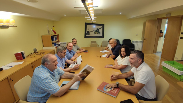 El director xeral de Pesca, Acuicultura e Innovación Tecnolóxica, Antonio Basanta, se reúne con representantes del sector pesquero de Celeiro