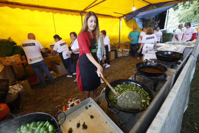 La conselleira de Medio Rural, María José Gómez, visita la Festa do pemento de Mougán