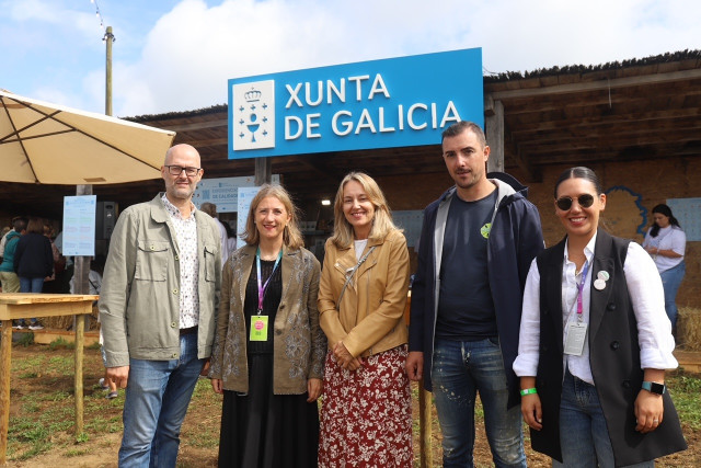 La directora xeral de Enerxías Renovables e Cambio Climático, Paula Uría, y el director de la Axencia Galega da Calidade Alimentaria (Agacal), Martín Alemparte, visitan el puesto que la Xunta tiene en el Festival da Luz