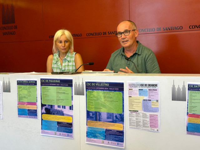 El concejal de Centros Socioculturales, Xan Duro, y la técnica responsable de programación de la red, Lourdes de la Cruz, en la programación de los CSCs para el próximo curso 2024-2025.