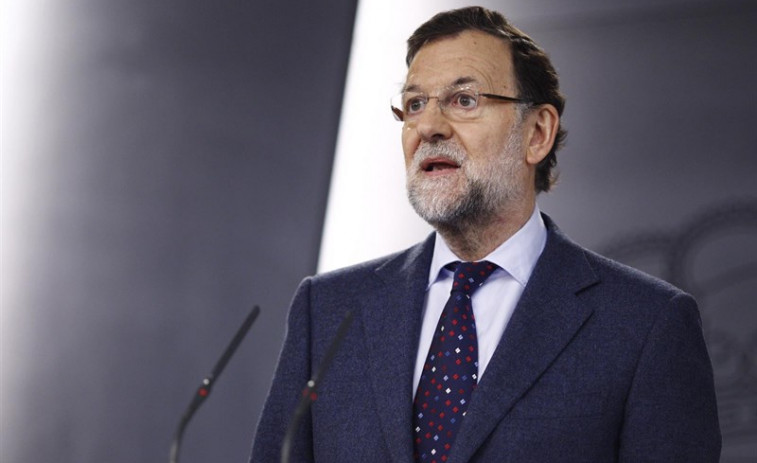 ​Rajoy di que non poñerá 
