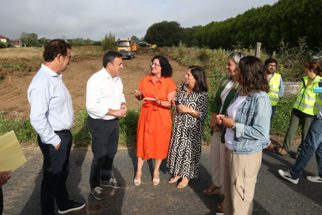 El presidente de la Diputación de A Coruña, Valentín González Formoso, y la alcaldesa de Teo, Lucía Calvo, en las obras de ampliación y mejora del trazado de la carretera provincial DP-8202 en Cacheiras