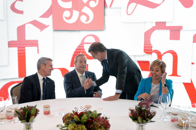 Archivo - Feijóo saluda a Santiago Rey en un acto.