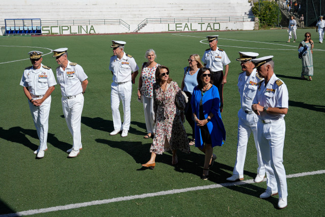La ministra de Defensa, Margarita Robles (3d), durante su visita a la Escuela Naval de Marín, a 28 de agosto de 2024, en Marín, Pontevedra, Galicia (España).