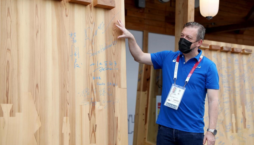 Andrew Parsons, president del CPI, examina un dels murals de la Vila Paralímpica