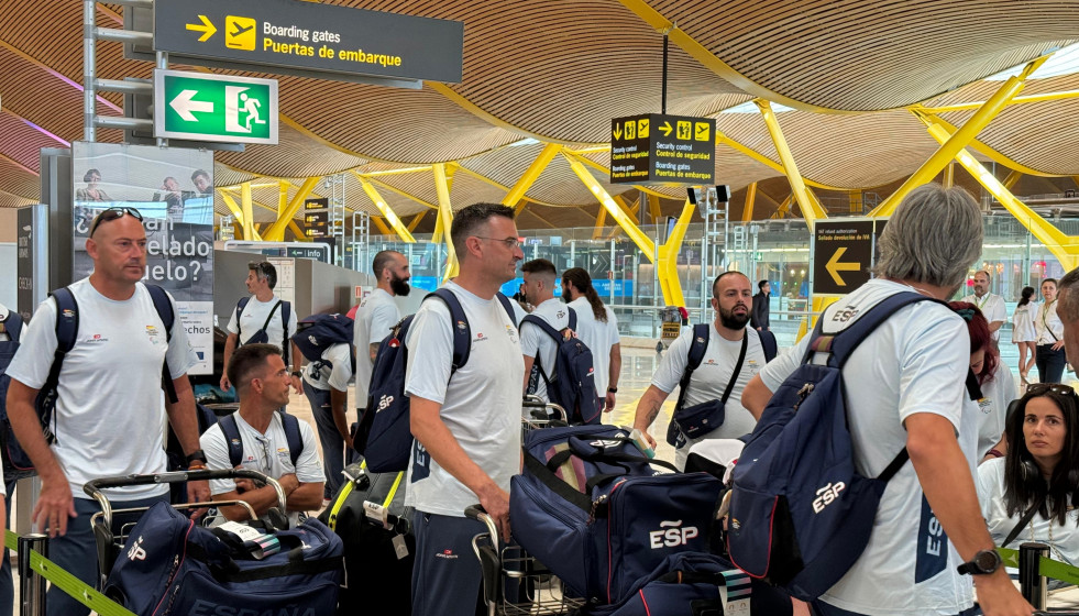 Parte del Equipo Paralímpico Español antes de poner rumbo desde Madrid a los Juegos de París