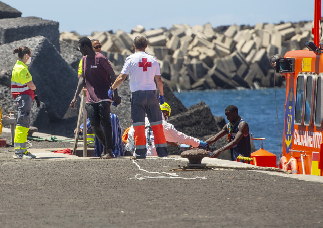 Varios migrantes desembarcan de un cayuco, en el puerto de La Restinga, a 29 de agosto de 2024, en El Hierro, Canarias
