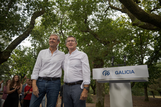 El presidente de la Xunta de Galicia y presidente del PPdeG, Alfonso Rueda (i), y el presidente del PP, Alberto Núñez Feijóo (d), durante la inauguración del nuevo curso político del Partido Popular, en Carballeira de San Xusto, a 31 de agosto de 2024, en