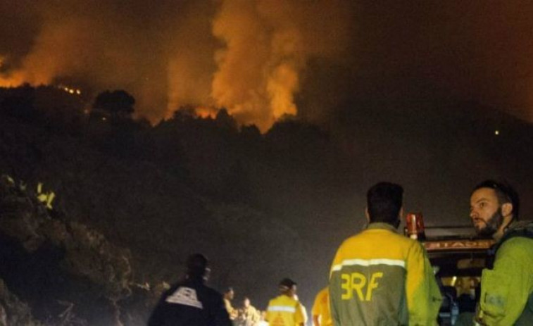 Un brigadista muerto y 700 personas evacuadas por un incendio en La Palma