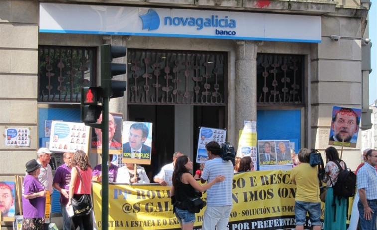 ​Os afectados polas preferentes doan cheques de mil euros a catro ONG