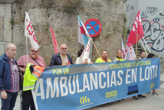 Concentración contra la precariedad de medios en el servicio de transporte sanitario hospitalario, en Vigo a 2 de septiembre de 2024.