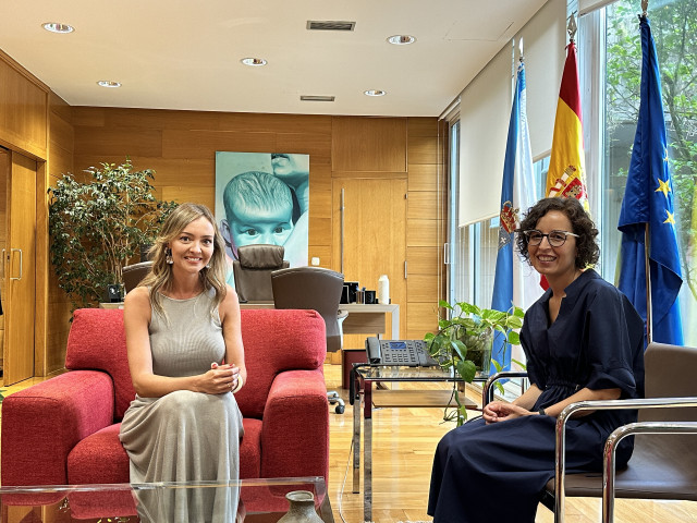 La conselleira de Política Social, Fabiola García, y la nueva directora de la FUNGA, Eloína Injerto.