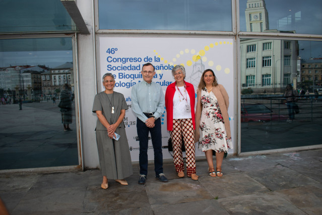La presidenta del comité organizador del congreso, María Mayán; los presidentes saliente y entrante de la SEBBM, Isabel Varela y Antonio Ferrer, respectivamente; y la vocal de congresos de la sociedad, Guadalupe Sabio