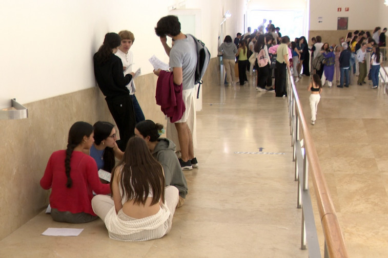 Archivo - Estudiantes en la Facultad de Ciencias de la Comunicación de Santiago, en el primer día de la Avaliación para o Acceso á Universidade (ABAU).