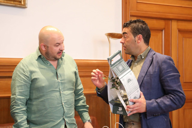 El presidente de la Diputación de Pontevedra, Luis López, recibe al trompeta pontevedrés de la Chicago Symphony Orchestra, Esteban Batallán