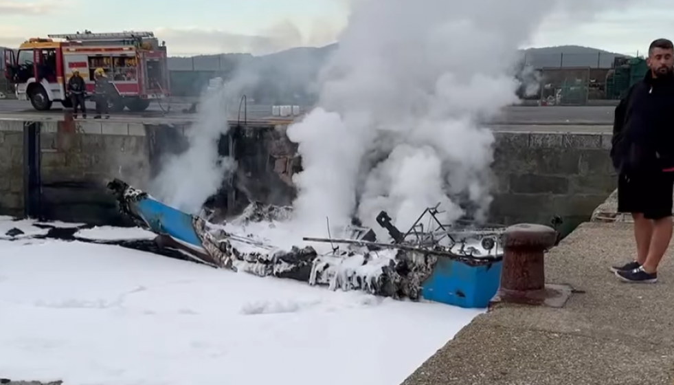 Pesquero ardiendo esta mañana en el muelle de Camariñas en una foto de Sefy Carril Rodríguez