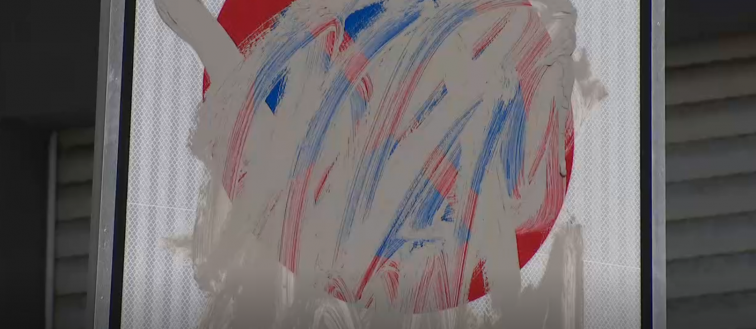 Repinta de las líneas que limitaban aparcar en Palamios, en el centro de Pontevedra