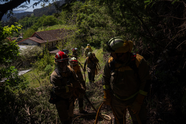 Archivo - Agentes de los equipos de bomberos actuando en un incendio