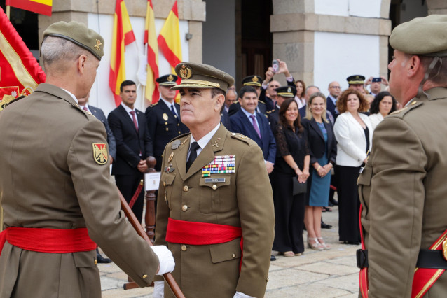 El general Raimundo Rodríguez Roca, en su toma de posesión como nuevo Jefe del Mando de Apoyo a la Maniobra (MAM) del Ejército de Tierra, en el patio de infantería del Acuartelamiento de Atocha, en A Coruña
