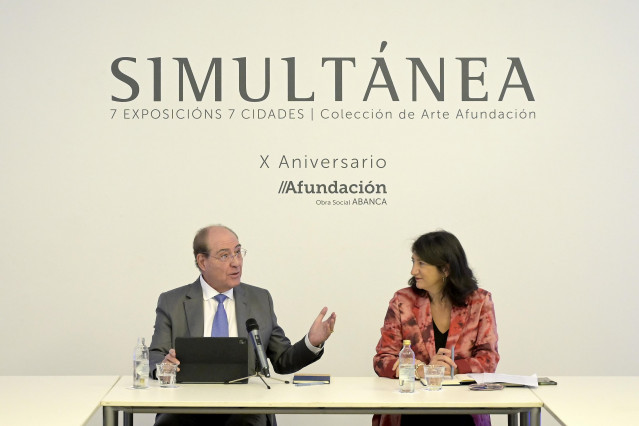 El presidente de Afundación, Miguel Ángel Escotet, y la coordinadora adjunta del Área de Cultura de Afundación, Paloma Vela, presentan la exposición 'Simultánea'