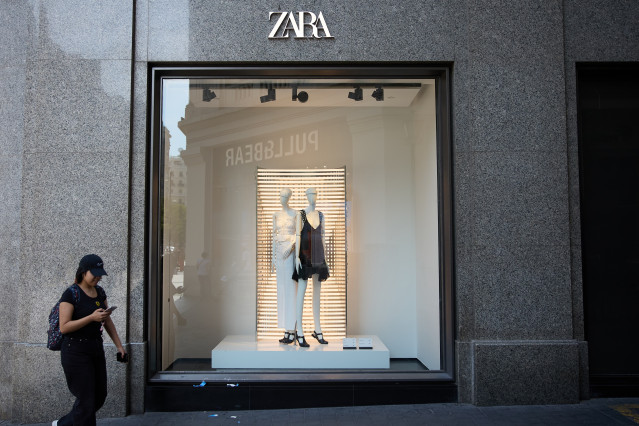 Archivo - Vista de un escaparate de la tienda de Zara.