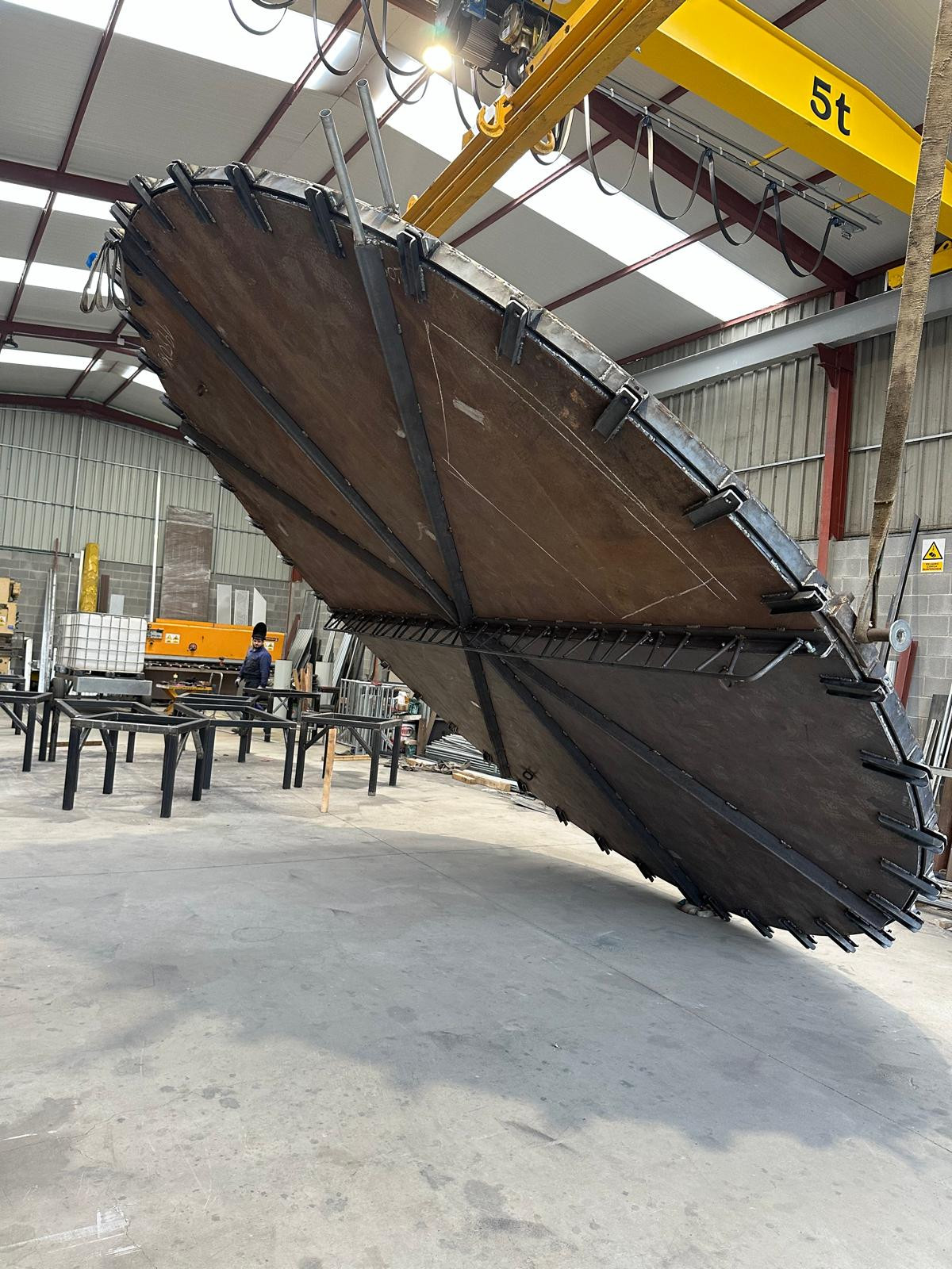 Sartén gigante preparada para batir el record de la tortilla más grande del mundo