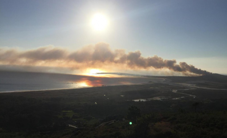 ​O incendio de Ribeira afecta ao parque natural de Corrubedo