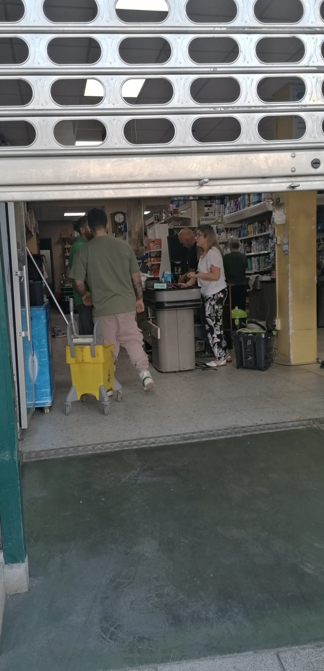 Trabajadores limpian la zona en la que se produjo el accidente en un supermercado en Carballo (A Coruña)