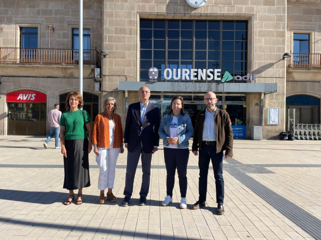 Inma Moreiras, Noelia Pérez, Celso Delgado, Ana Belén Vázquez y Pepe Araújo, del PP, ante la estación intermodal de Ourense.