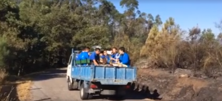 Unha charanga amenízalle a espera aos bombeiros en Cotobade