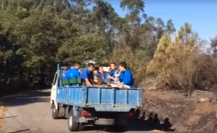 Unha charanga amenízalle a espera aos bombeiros en Cotobade