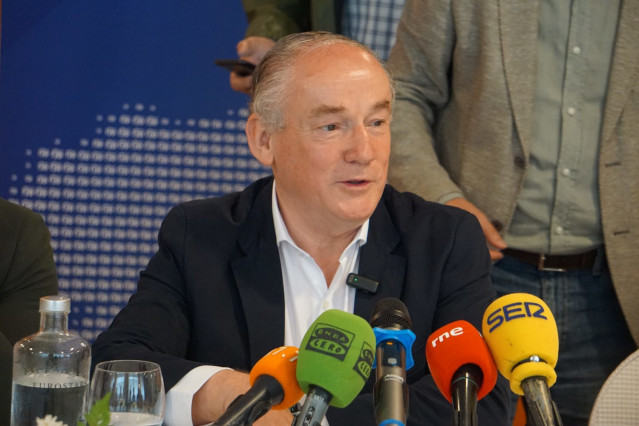 Archivo - El portavoz del PP en el Ayuntamiento de A Coruña, Miguel Lorenzo, en una rueda de prensa