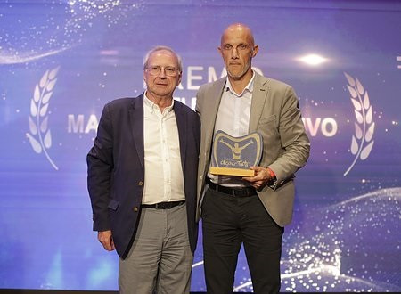 Él coordinador de Marketing Omnicanal y Patrocinios de Abanca, Jesús Prado, recibe él premio la lana Excelencia en Marketing Deportivo