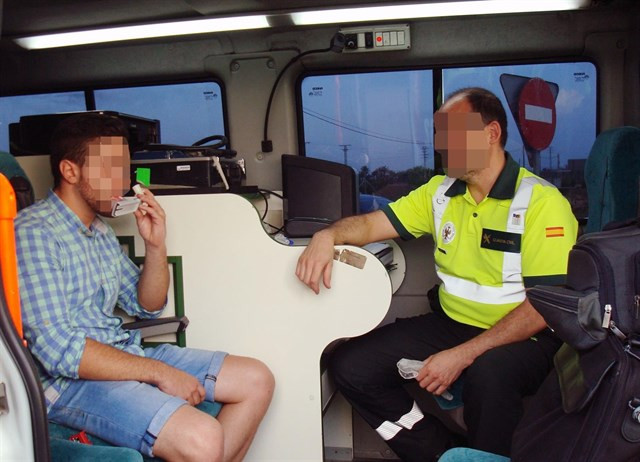 ​La DGT hace un 'jaque mate' a los avisos de controles en carretera por WhatsApp