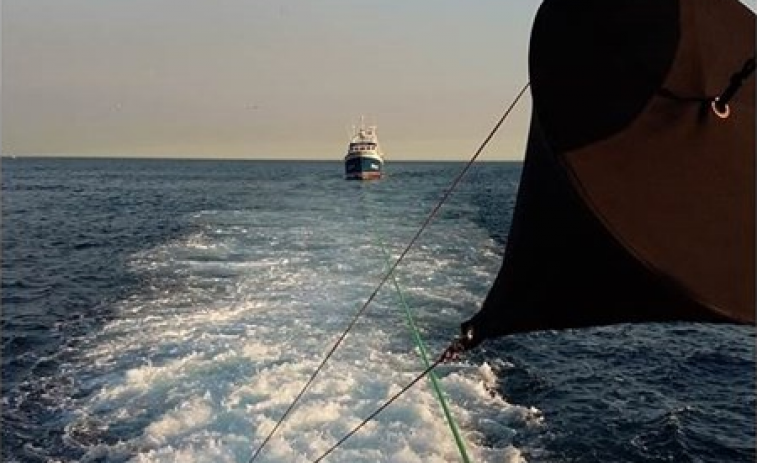 ​Un pesqueiro queda sen motor a 15 millas da Coruña