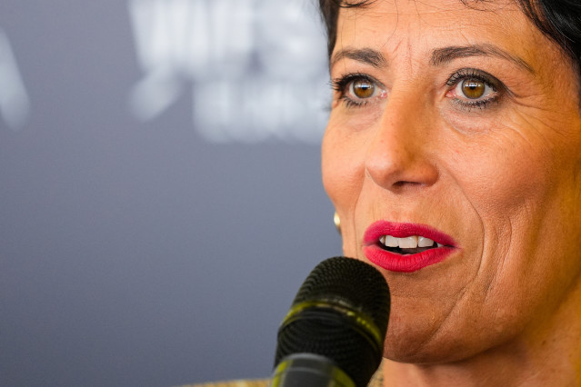 La ministra de Inclusión, Seguridad Social y Migraciones, Elma Saiz, atiende a los medios de comunicación durante la World Football Summit en el Palacio de Congresos de Sevilla, a 19 de septiembre de 2024 en Sevilla (Andalucía, España). World Football Sum