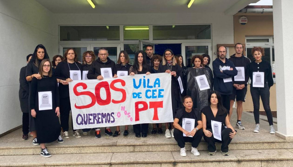 Profesores del CEIP Vila de Cee protestando este viernes en una foto de su facebook