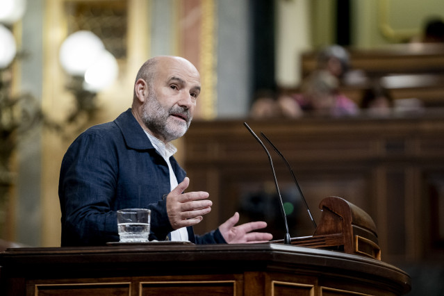 El diputado del BNG, Néstor Rego, durante una sesión plenaria en el Congreso de los Diputados, a 26 de septiembre de 2024, en Madrid.
