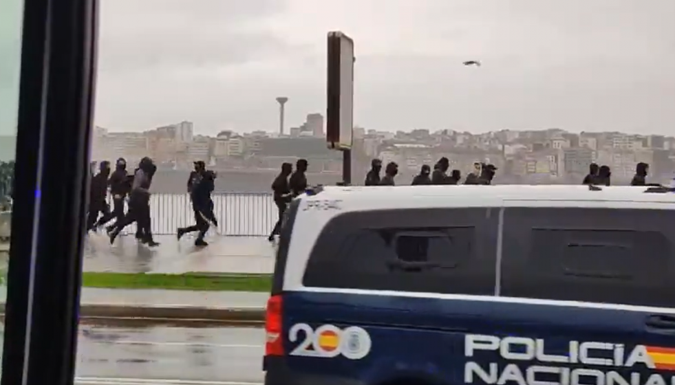 Ultras del Málaga escapando de la Policía